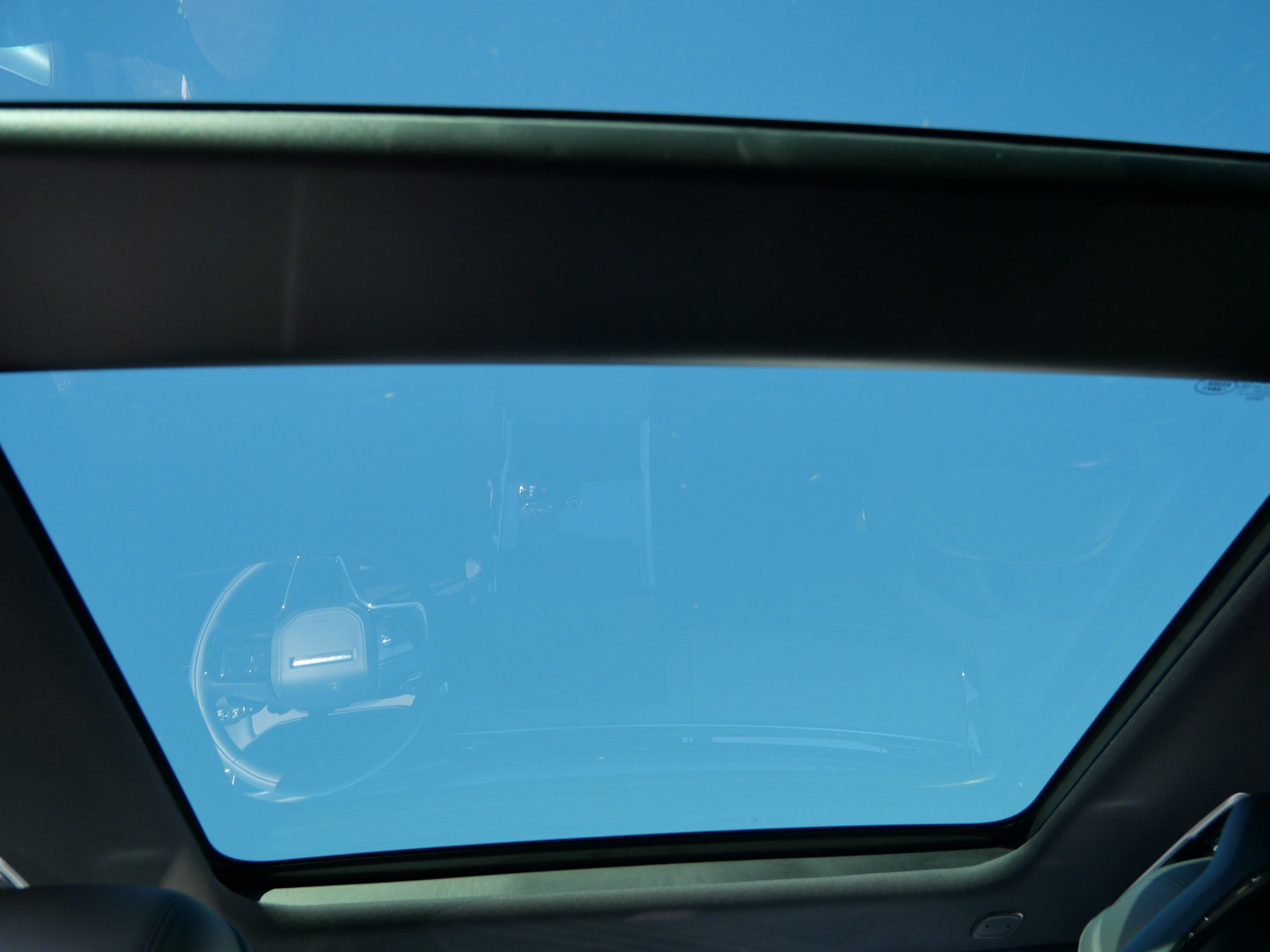New 2027 Santorini Black LAND ROVER Dynamic SE P400 image 8