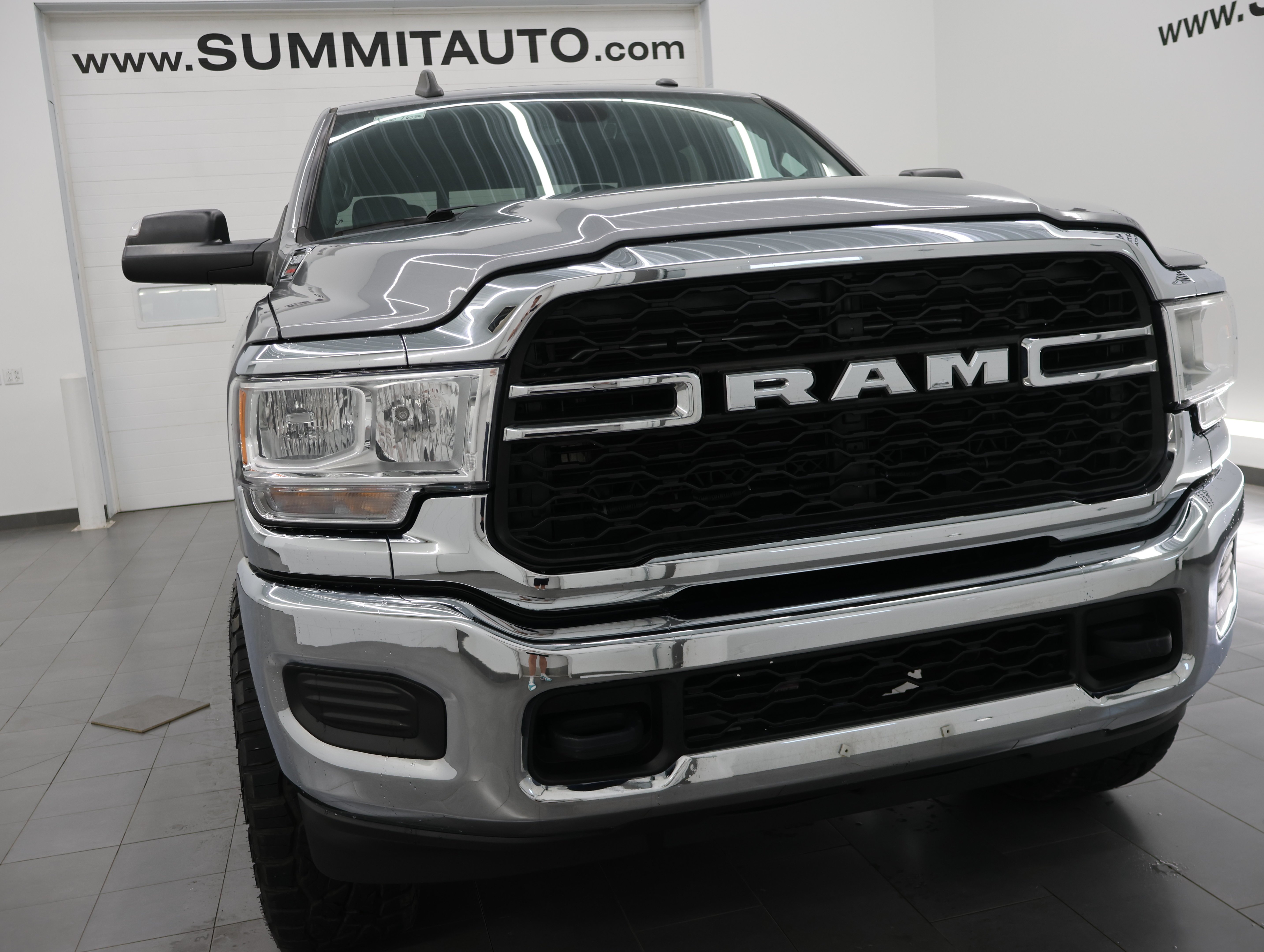 Used 2022 Billet Silver Metallic Clearcoat Ram 4x4 Crew Cab Tradesman: CREW-SHORT-TRADESMAN LVL 2-6.4L V8 HEMI-4WD-20 WHEELS image 22