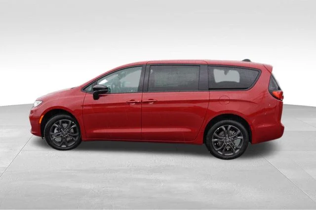 New 2026 Red Hot Pearl-Coat Exterior Paint Chrysler Select image 6