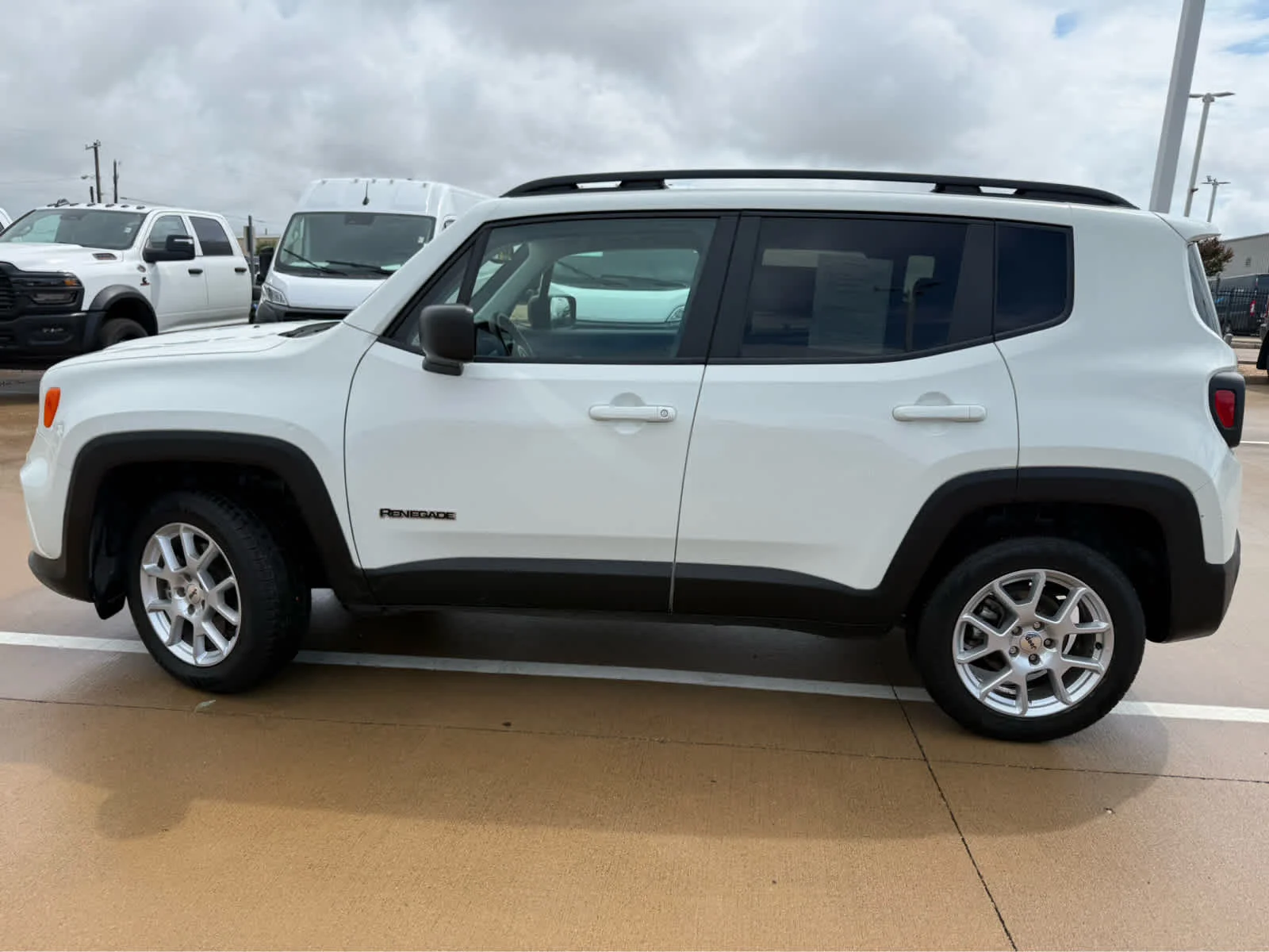 Used 2023 Alpine White Clearcoat Jeep Latitude image 10