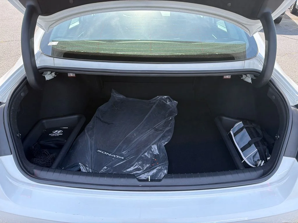 Used 2023 White Hyundai SEL image 18
