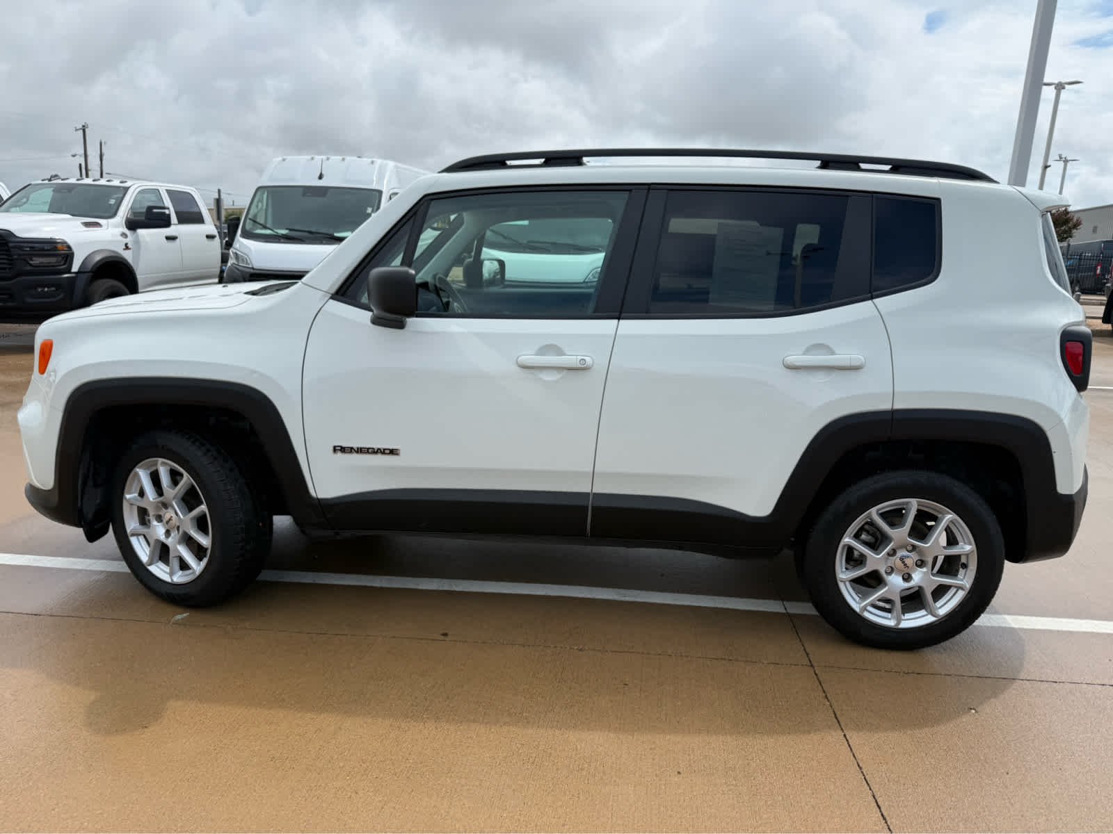 Certified Used 2023 Alpine White Clearcoat Jeep Latitude image 10