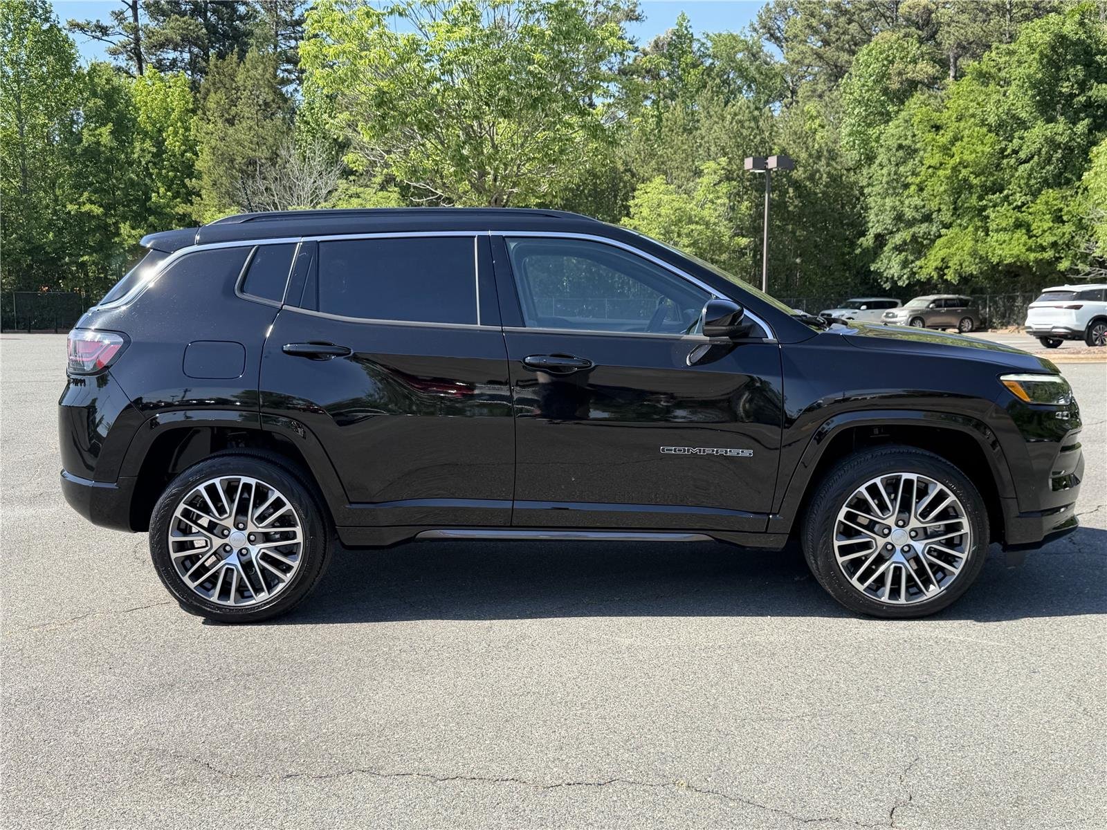 Used 2023 Diamond Black Crystal Pearlcoat Jeep Limited image 30