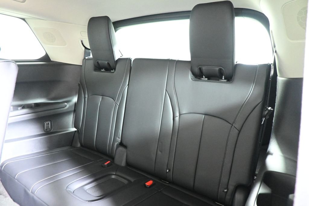 New 2027 RADIANT WHITE INFINITI Luxe AWD image 31
