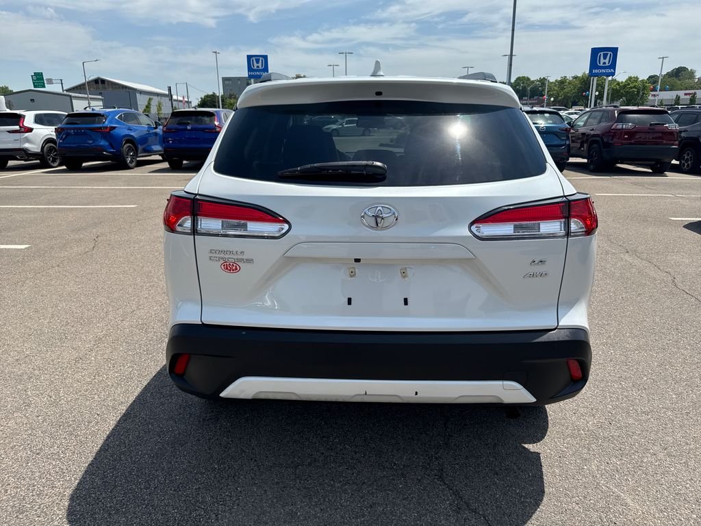 Used 2023 Off-white Toyota LE image 6