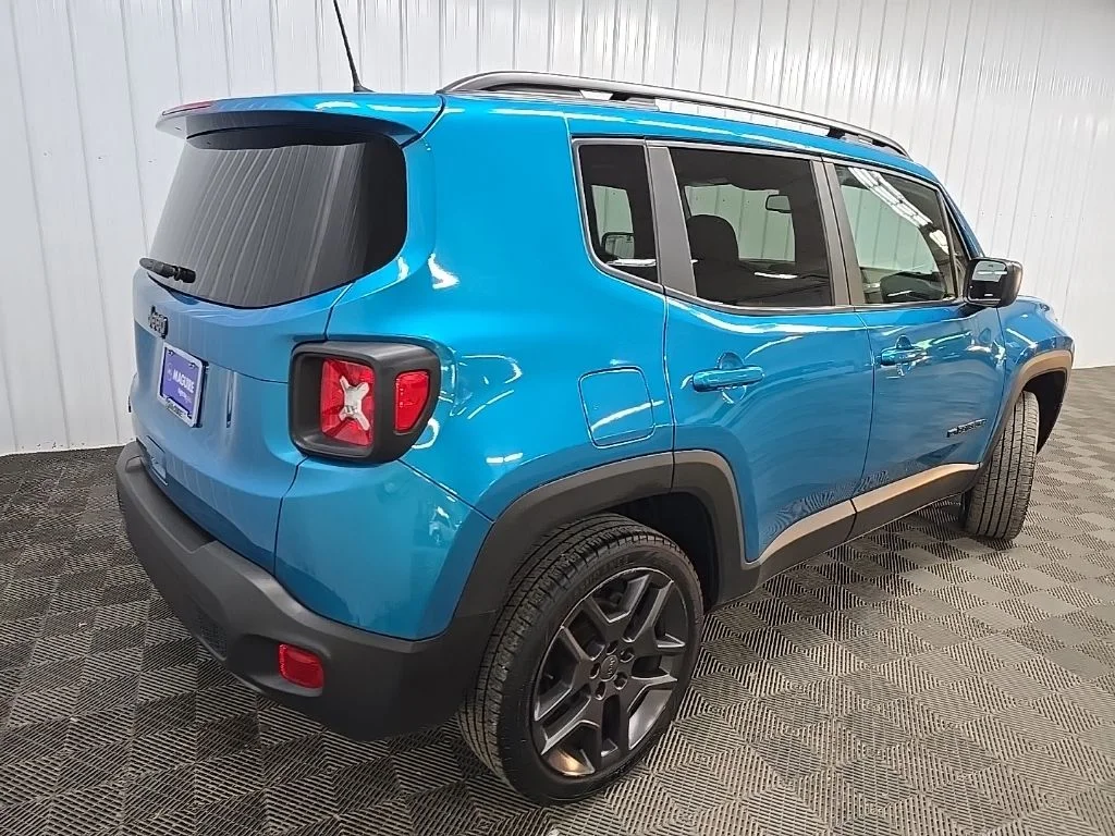 Used 2021 Bikini Metallic Clearcoat Jeep Latitude image 10