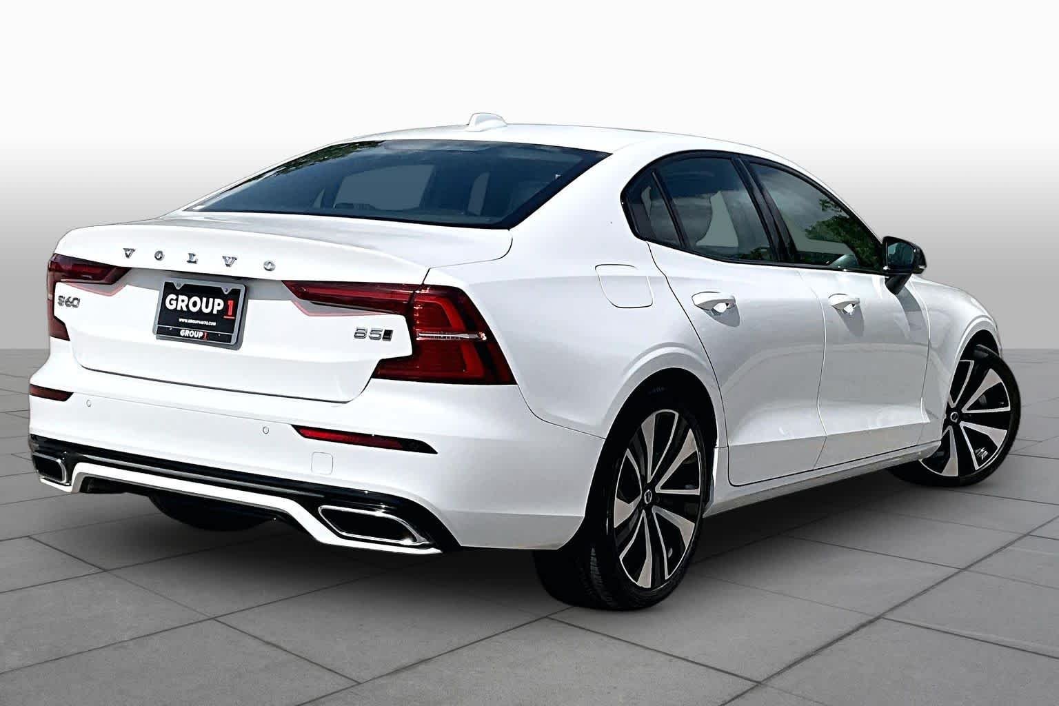 Used 2022 Crystal White Metallic Volvo Momentum image 13