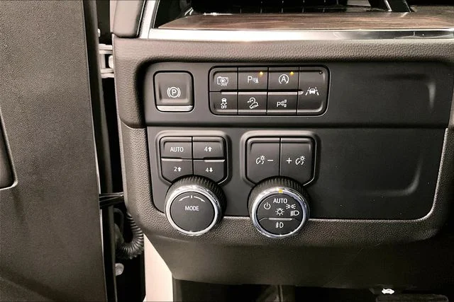 2025 Chevrolet Suburban Z71 - Photo 40
