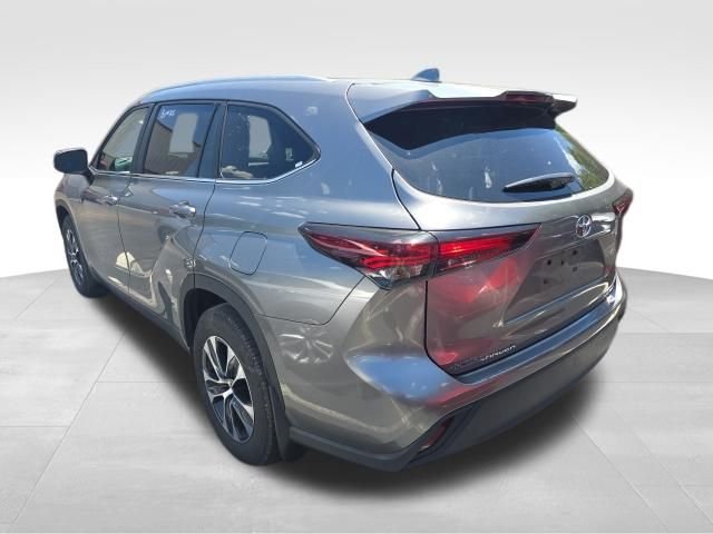 Used 2025 Heavy Metal Toyota XLE image 3