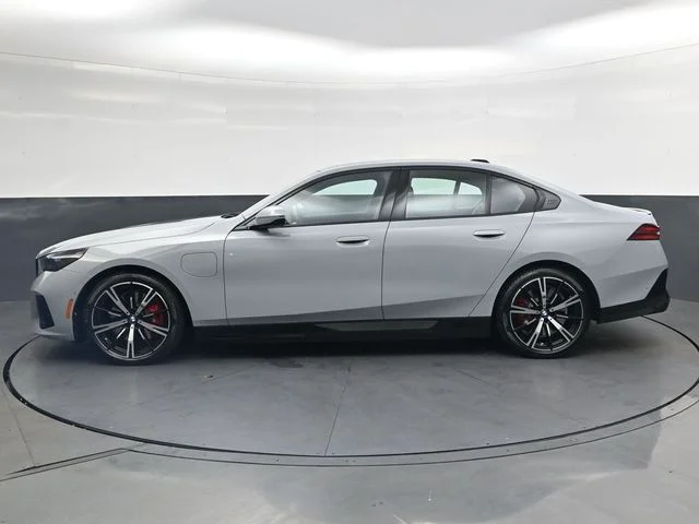 Used 2026 Gray BMW 550e xDrive image 9