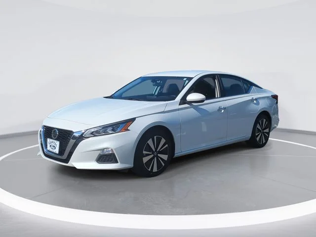Used 2022 White Nissan 2.5 SV image 1
