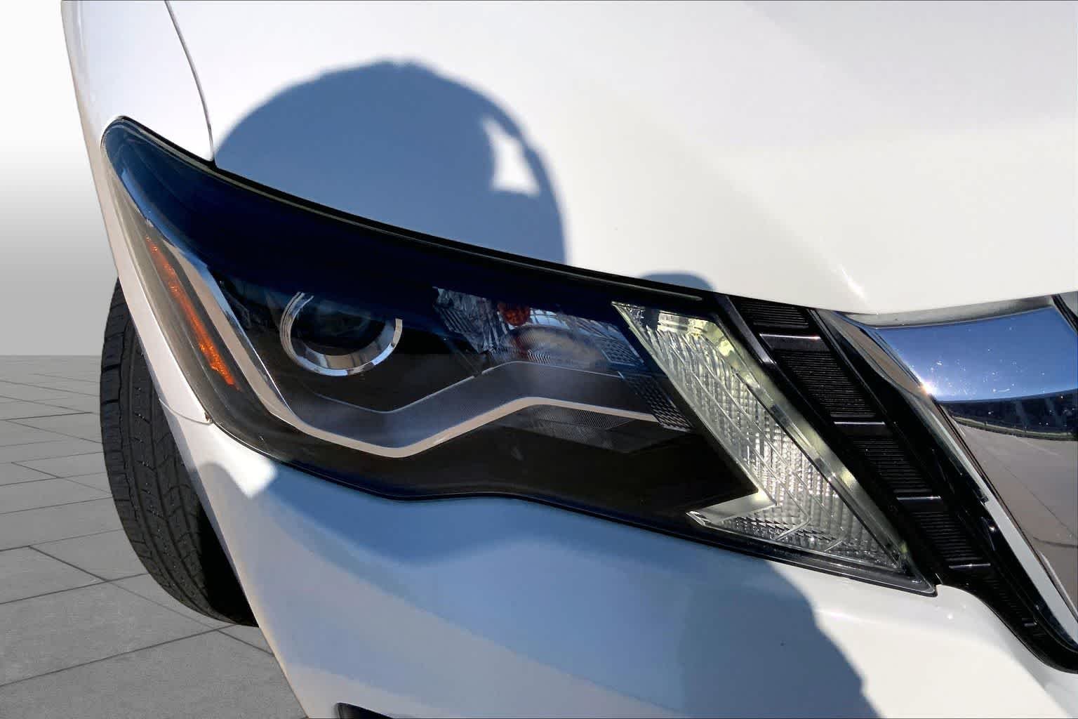 Used 2020 Glacier White Nissan S image 26