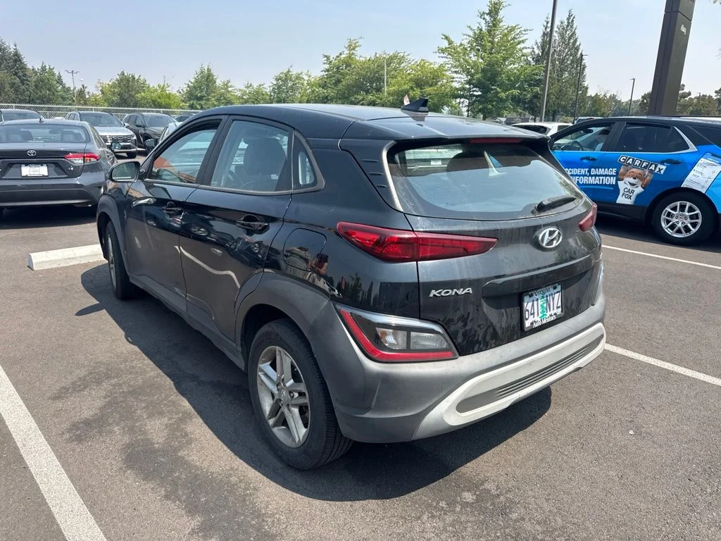 Used 2023 Black Hyundai SE image 3