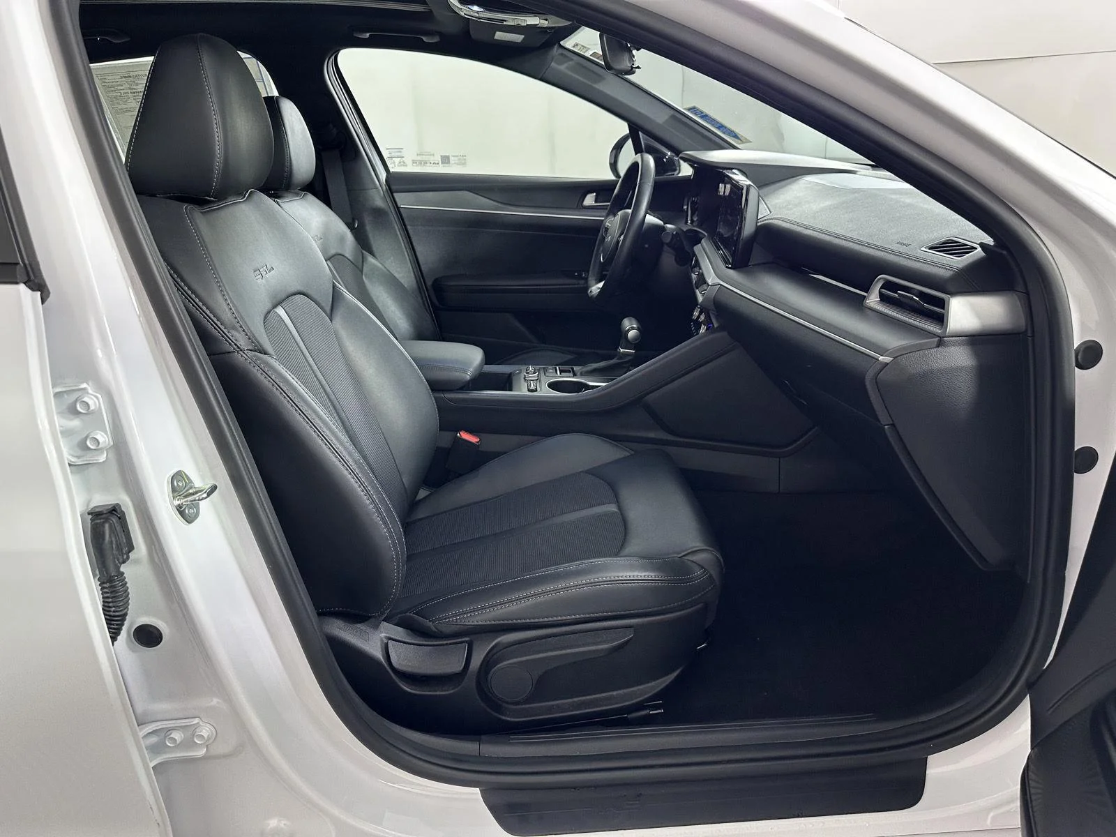 Used 2023 Glacial White Pearl Kia GT-Line image 31