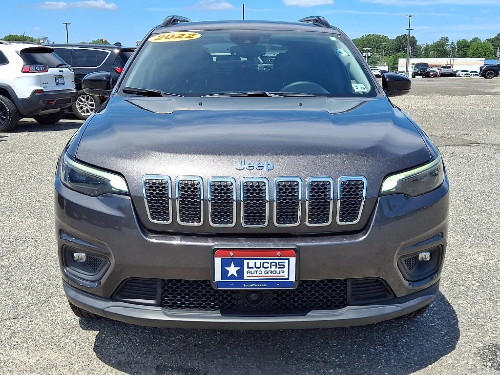 Used 2022 Granite Crystal Metallic Clearcoat Jeep Latitude Lux image 4