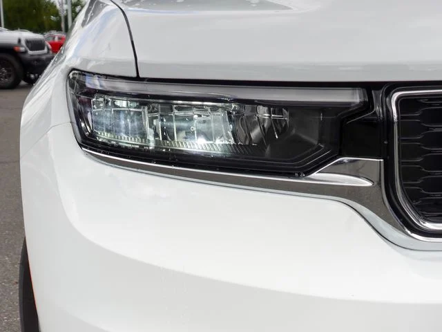 Used 2025 White Jeep Limited image 3