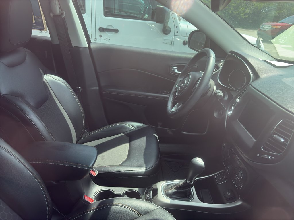 Used 2018 Granite Crystal Metallic Clearcoat Jeep Latitude image 3