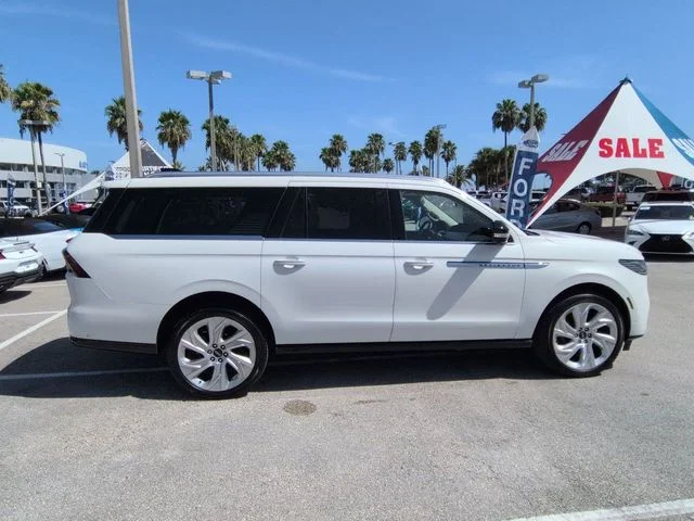 Used 2025 White Lincoln Reserve image 3