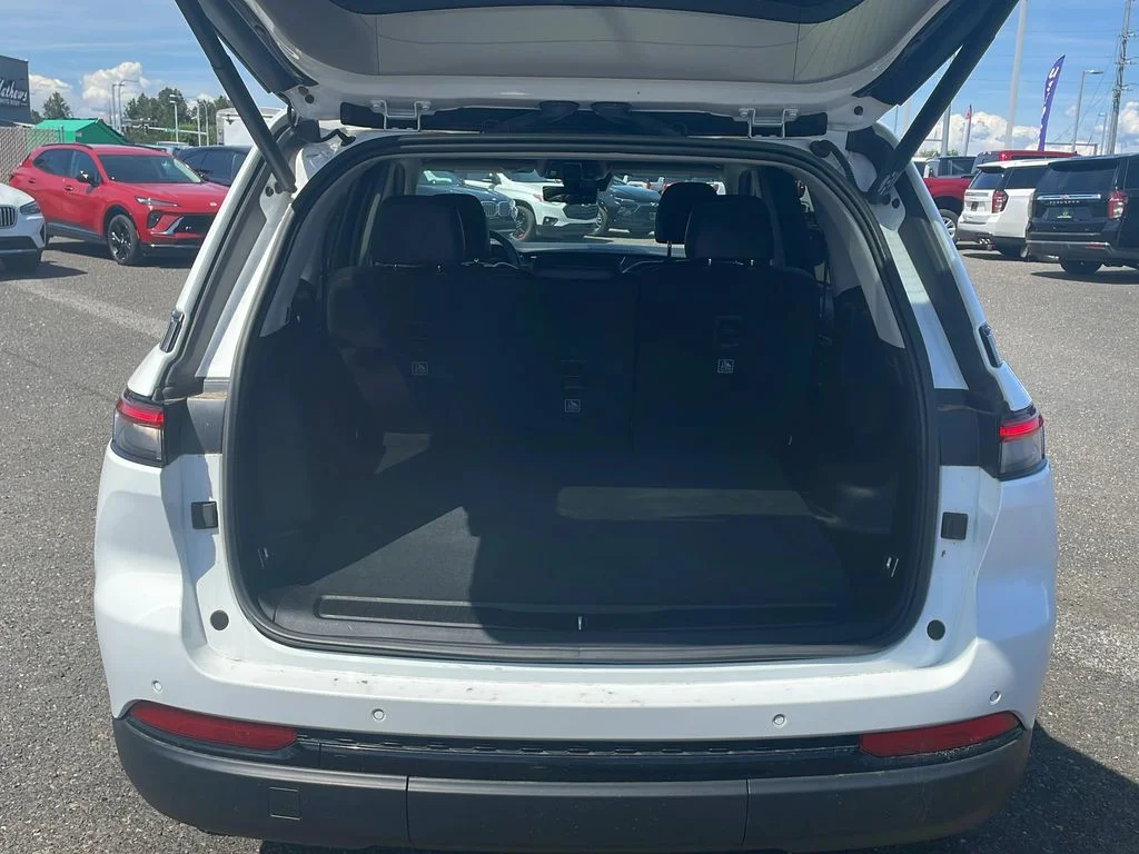 Used 2023 Bright White Jeep Limited image 9