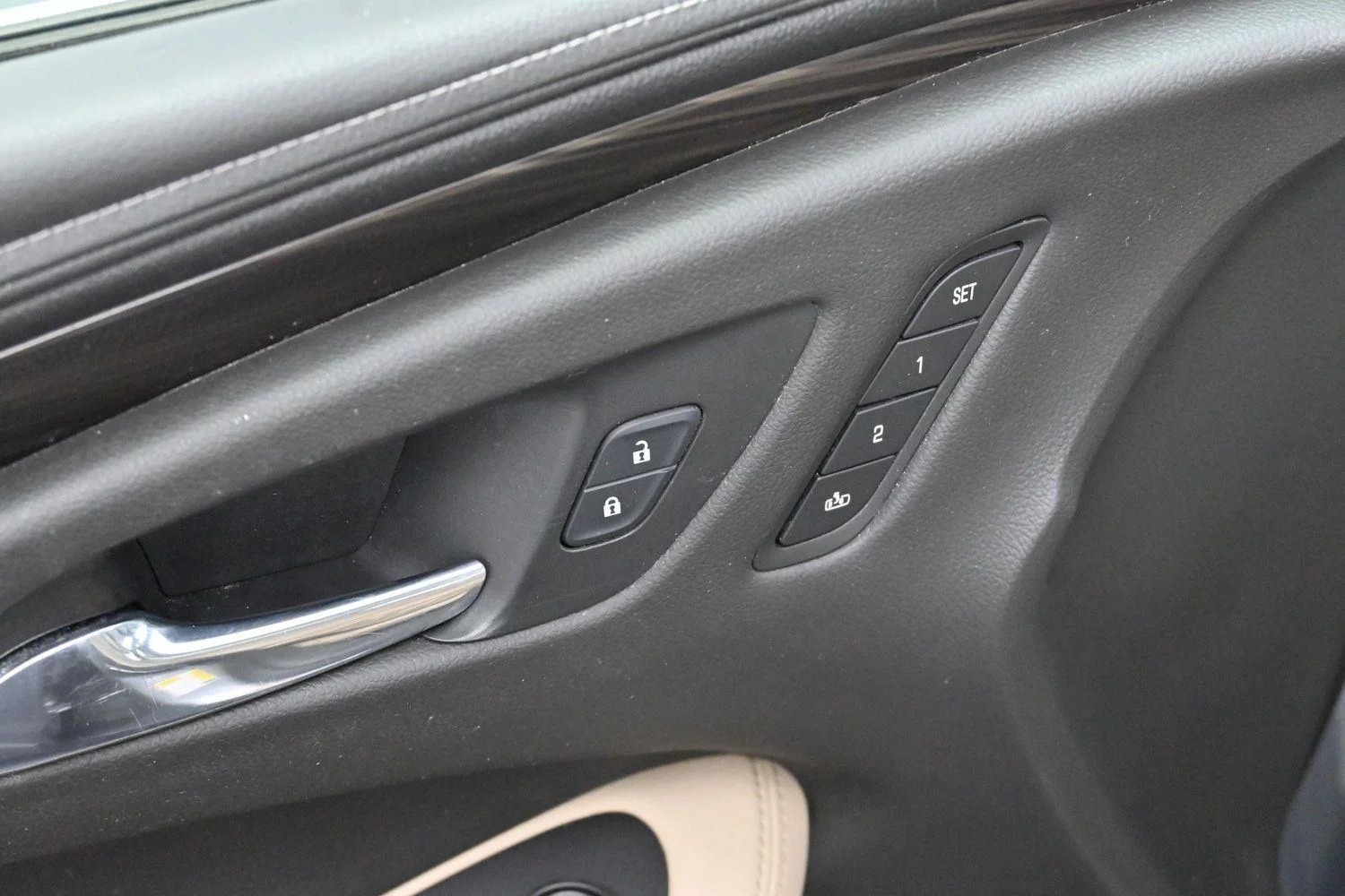 Used 2019 Satin Steel Metallic Buick Essence image 10