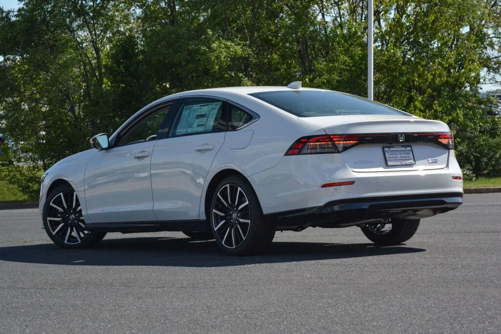 New 2026 Platinum White Pearl Honda Touring Hybrid image 4