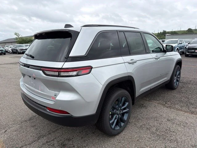 New 2026 Silver Jeep  image 3
