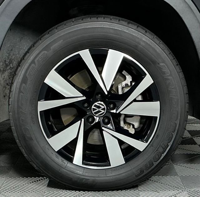 Used 2022 Black Volkswagen 2.0T SE image 8