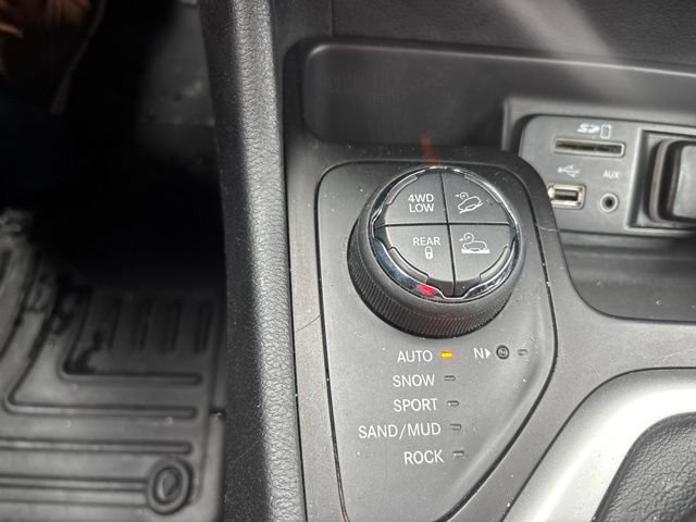 Used 2016 Blue Jeep Trailhawk image 12