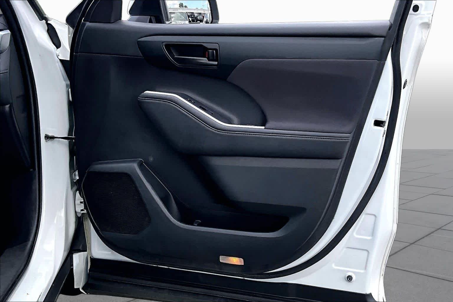 Used 2023 Wind Chill Pearl Toyota LE image 22