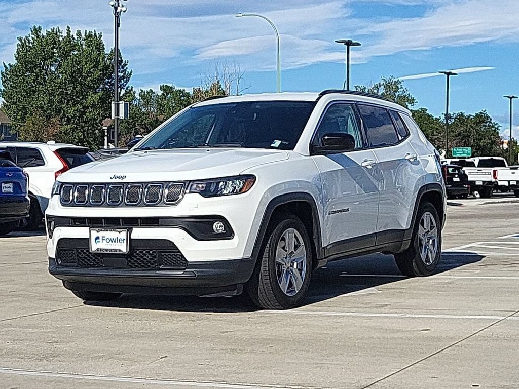 Used 2022 White Jeep Latitude FWD image 4
