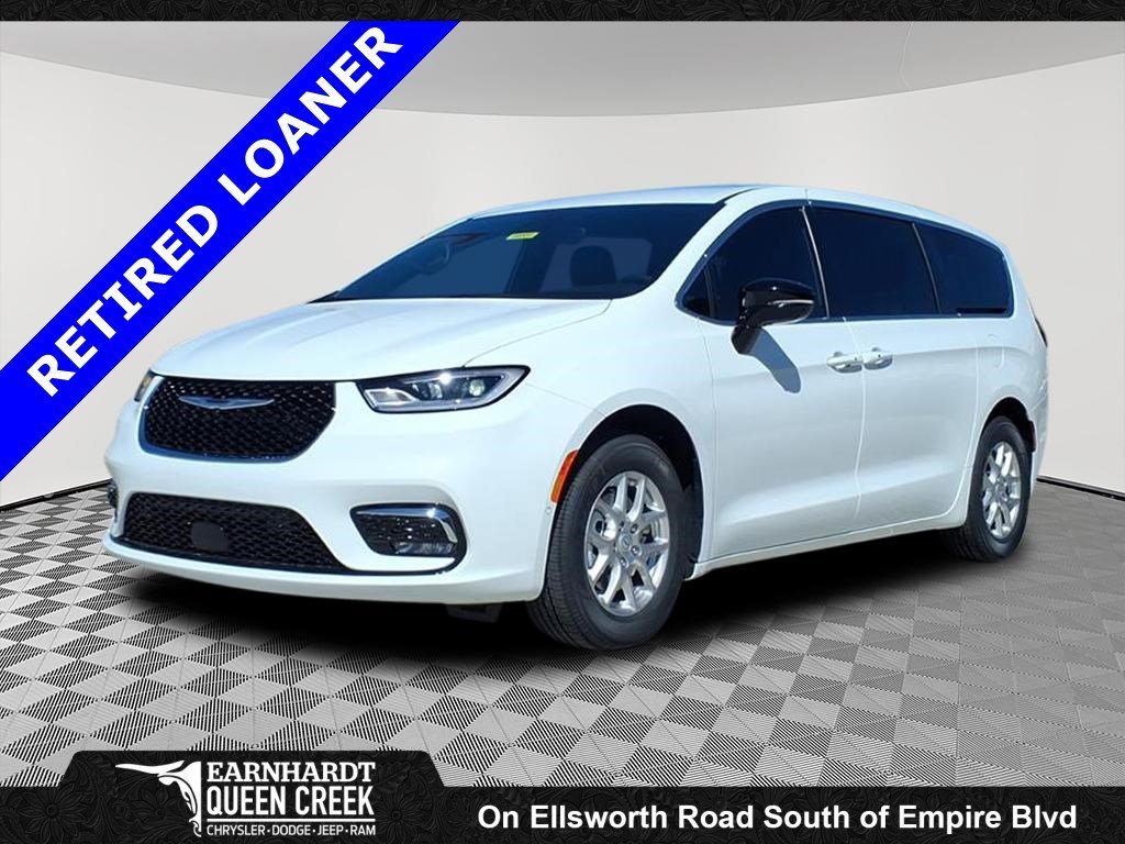 2026 Chrysler Pacifica Select's photo
