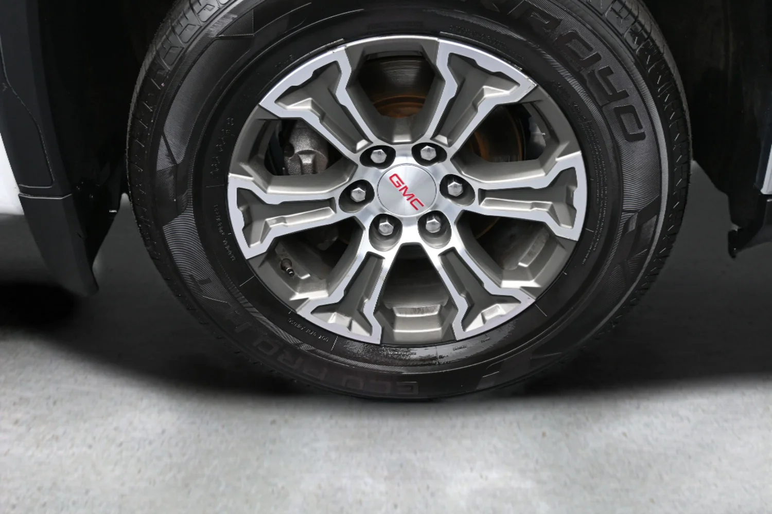 Used 2025 White GMC SLT image 21