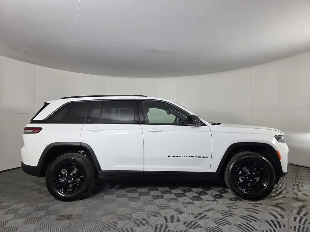 New 2026 Bright White Clear-Coat Exterior Paint Jeep Laredo Altitude image 3
