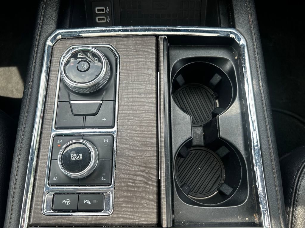 Used 2019  Ford Limited image 31