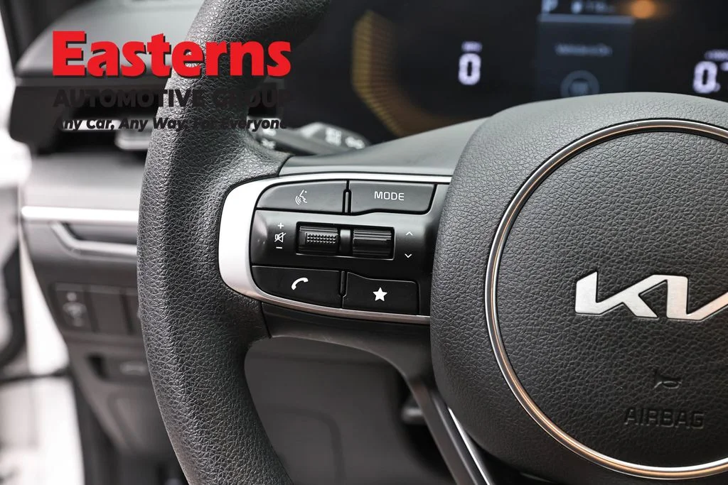 Used 2025 White Kia LXS image 14