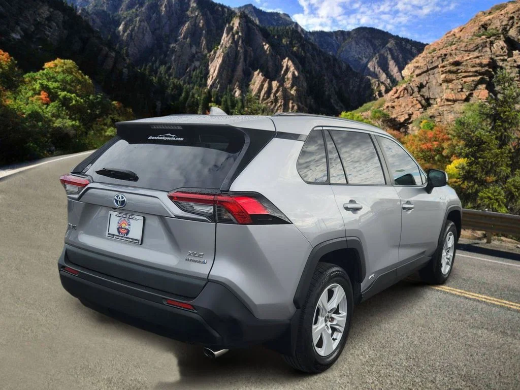 Used 2021 Silver Toyota XLE image 3