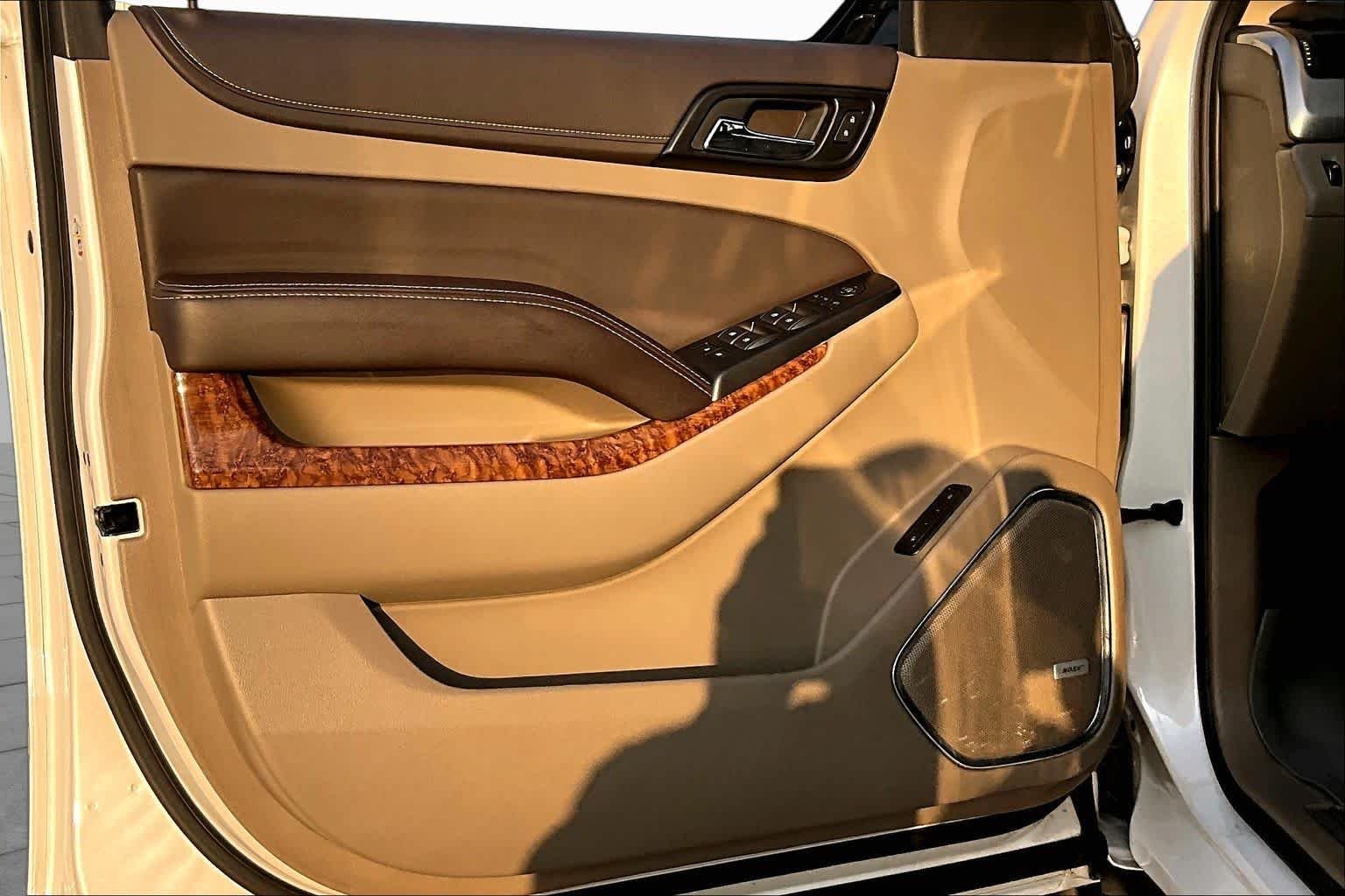 Used 2019 Iridescent Pearl Tricoat Chevrolet Premier image 22