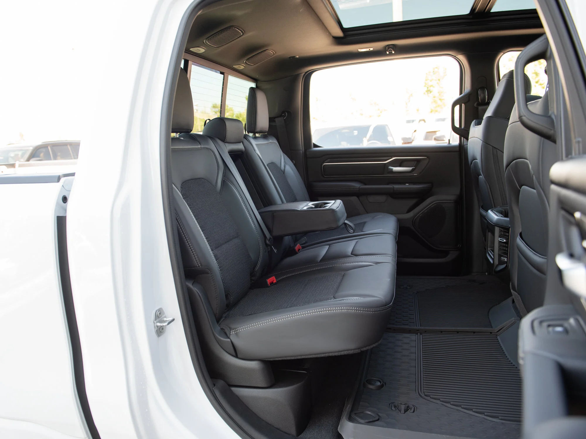 New 2026 White RAM Sport* Crew Cab 4x4, HEMI V8, Panoramic Sunroof, 3.92 Rear Axle, Heated Seats image 24