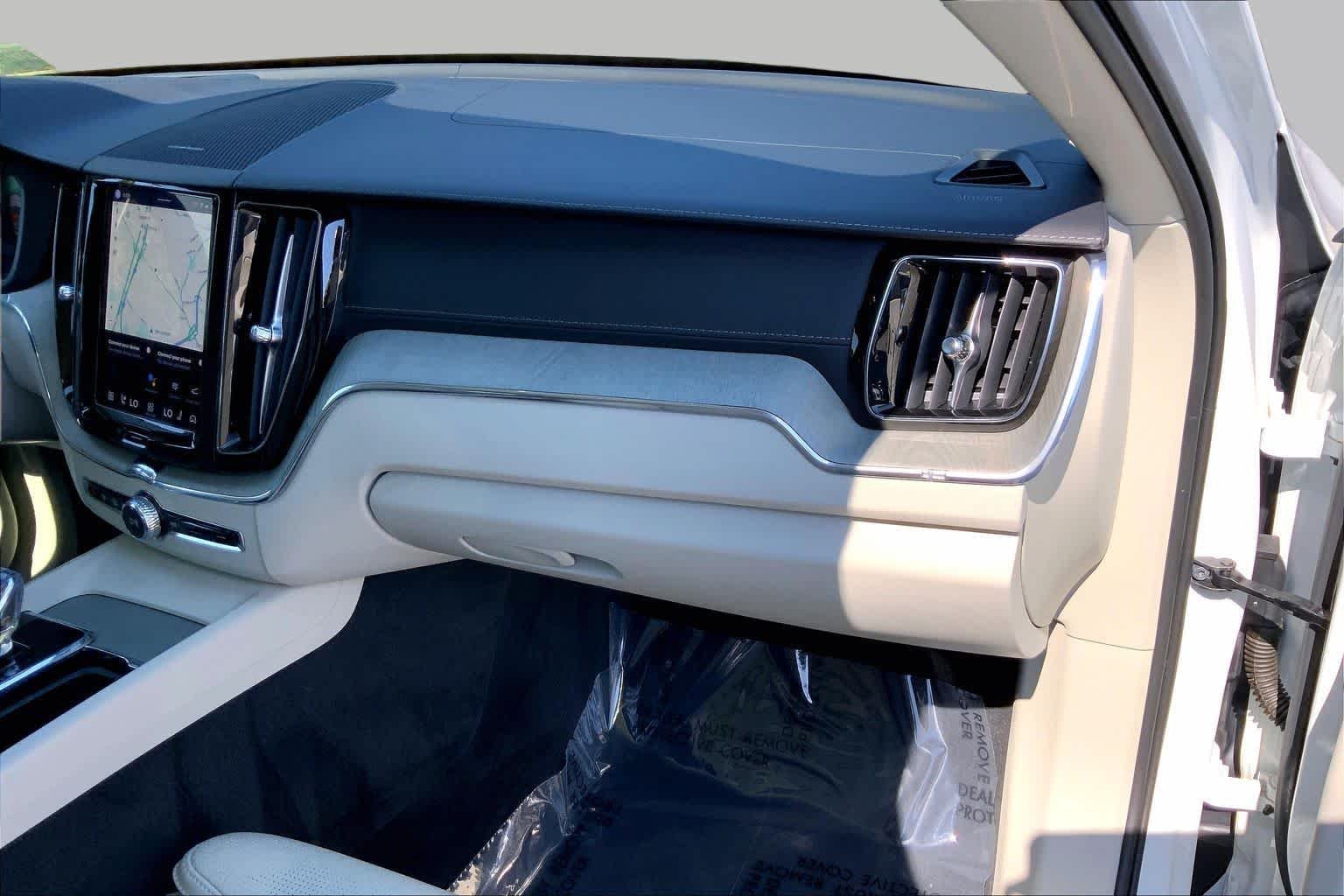 Used 2024 Crystal White Metallic Volvo Ultimate Dark Theme image 19