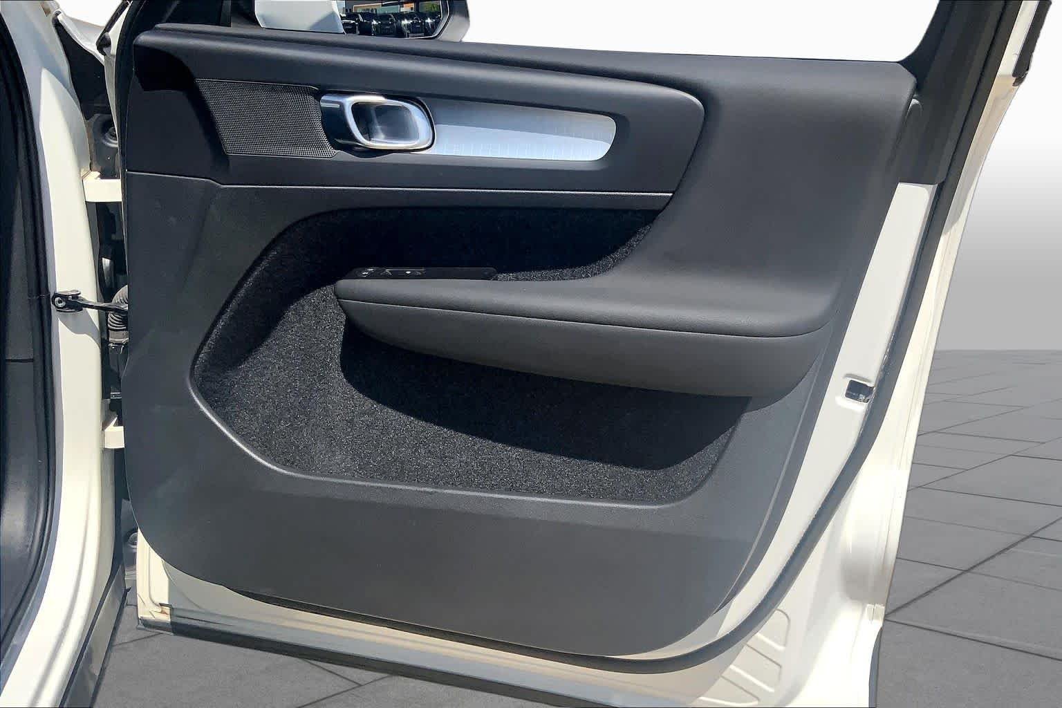 Used 2022 Crystal White Metallic Volvo Momentum image 22