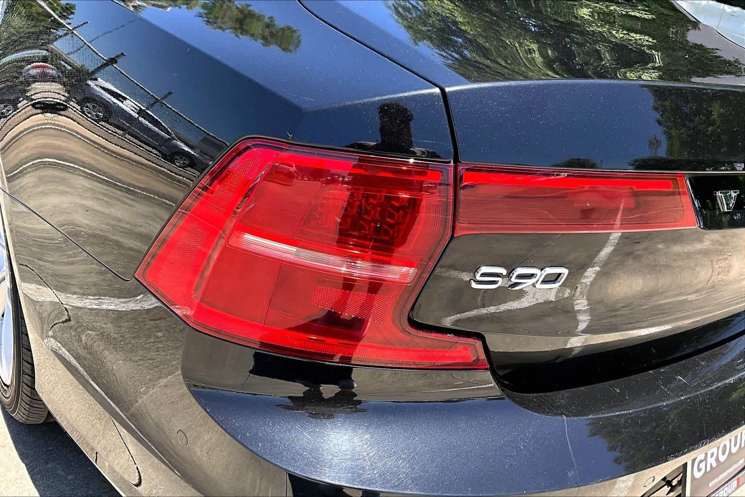 Used 2018 Onyx Black Metallic Volvo Momentum image 27
