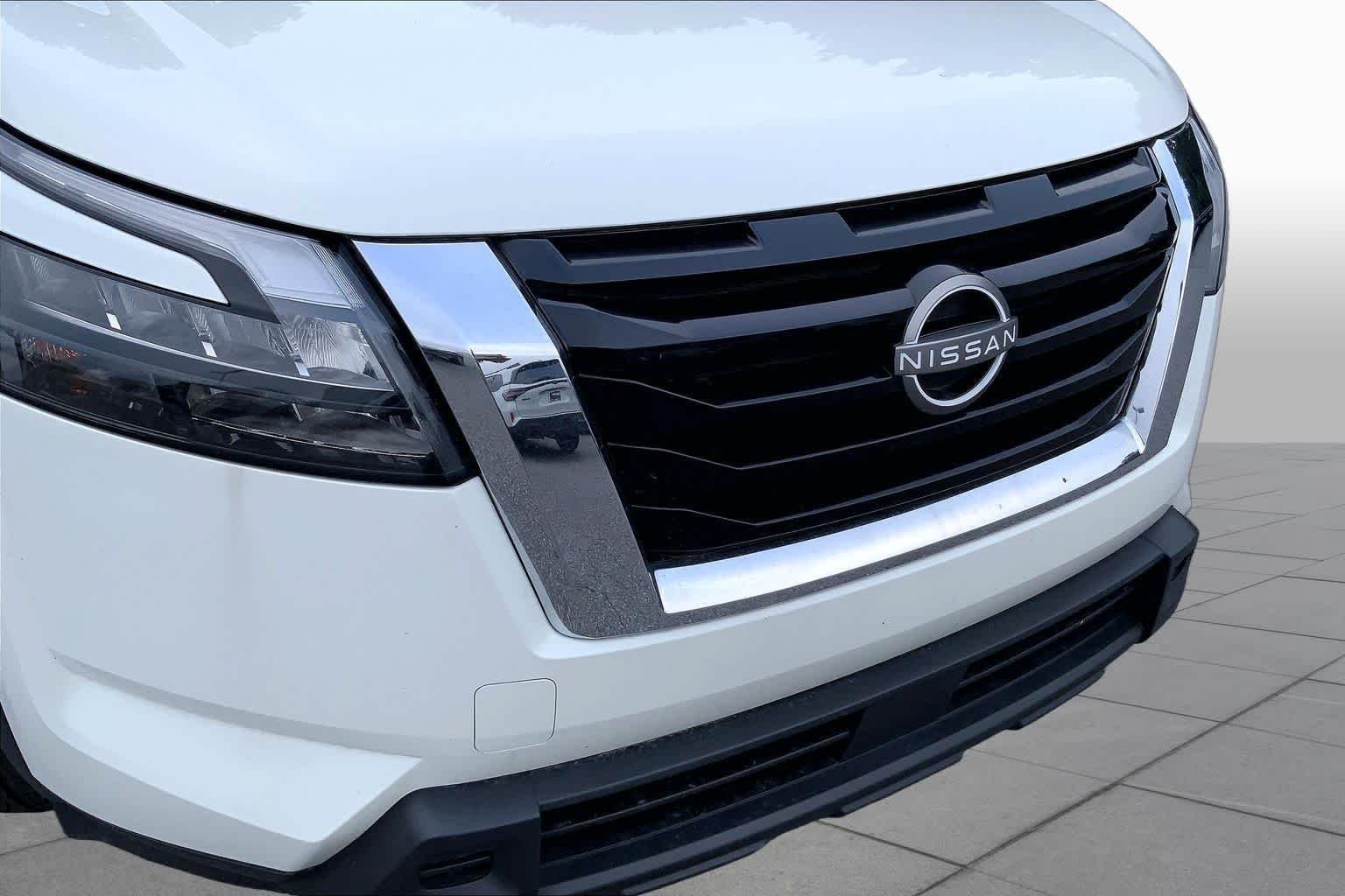 Used 2025 Glacier White Nissan SV image 26