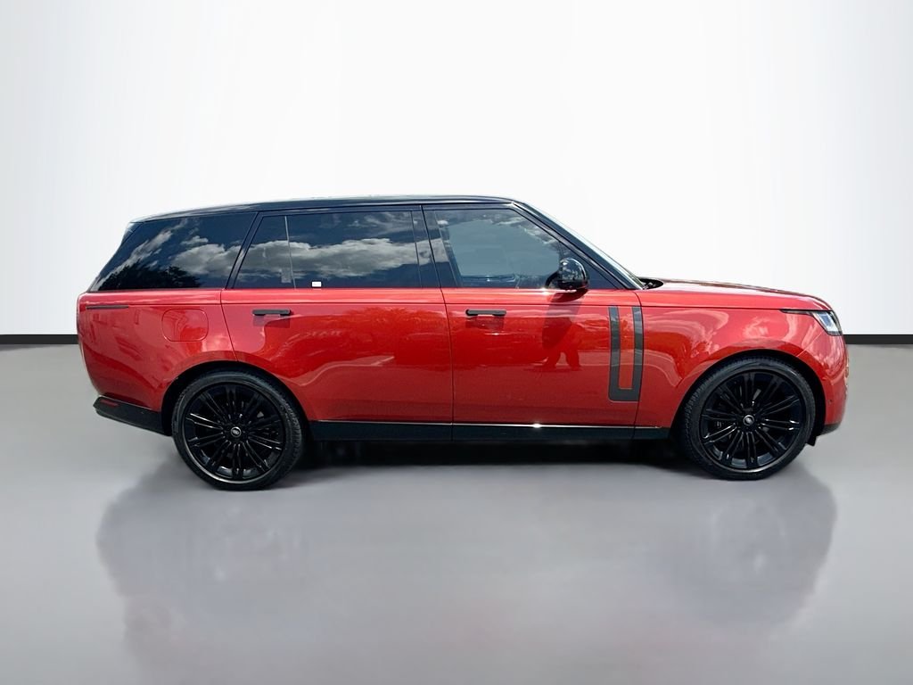 Used 2023  Land Rover SE image 4