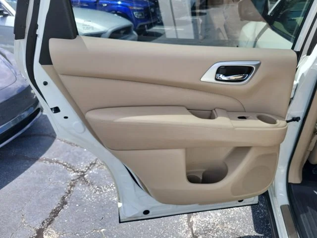 Used 2019 White Nissan Platinum image 15
