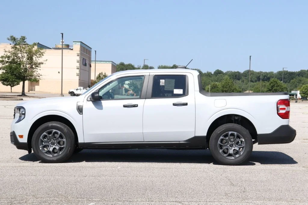 New 2026 Space White Metallic Ford XLT image 6