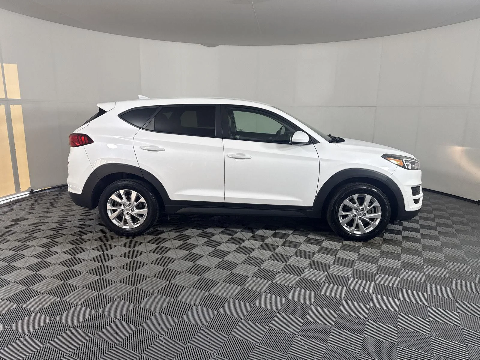 Used 2019 White Pearl Hyundai SE image 9