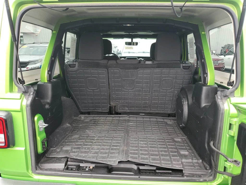 Used 2018 Green Jeep Unlimited Sahara image 7