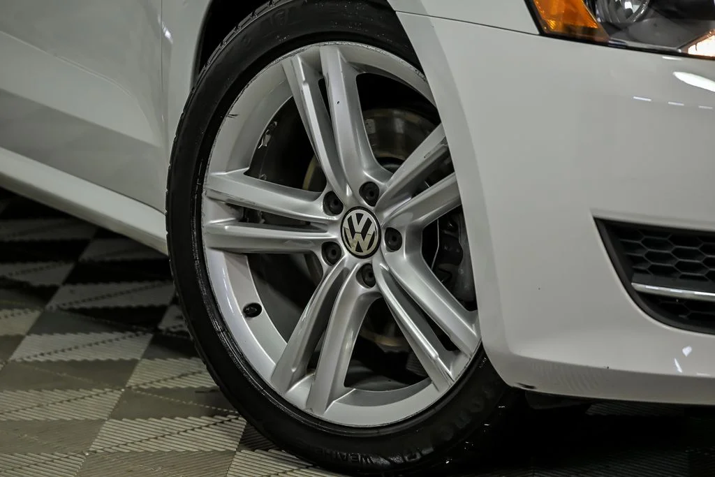 Used 2014 White Volkswagen 2.5 SE image 3