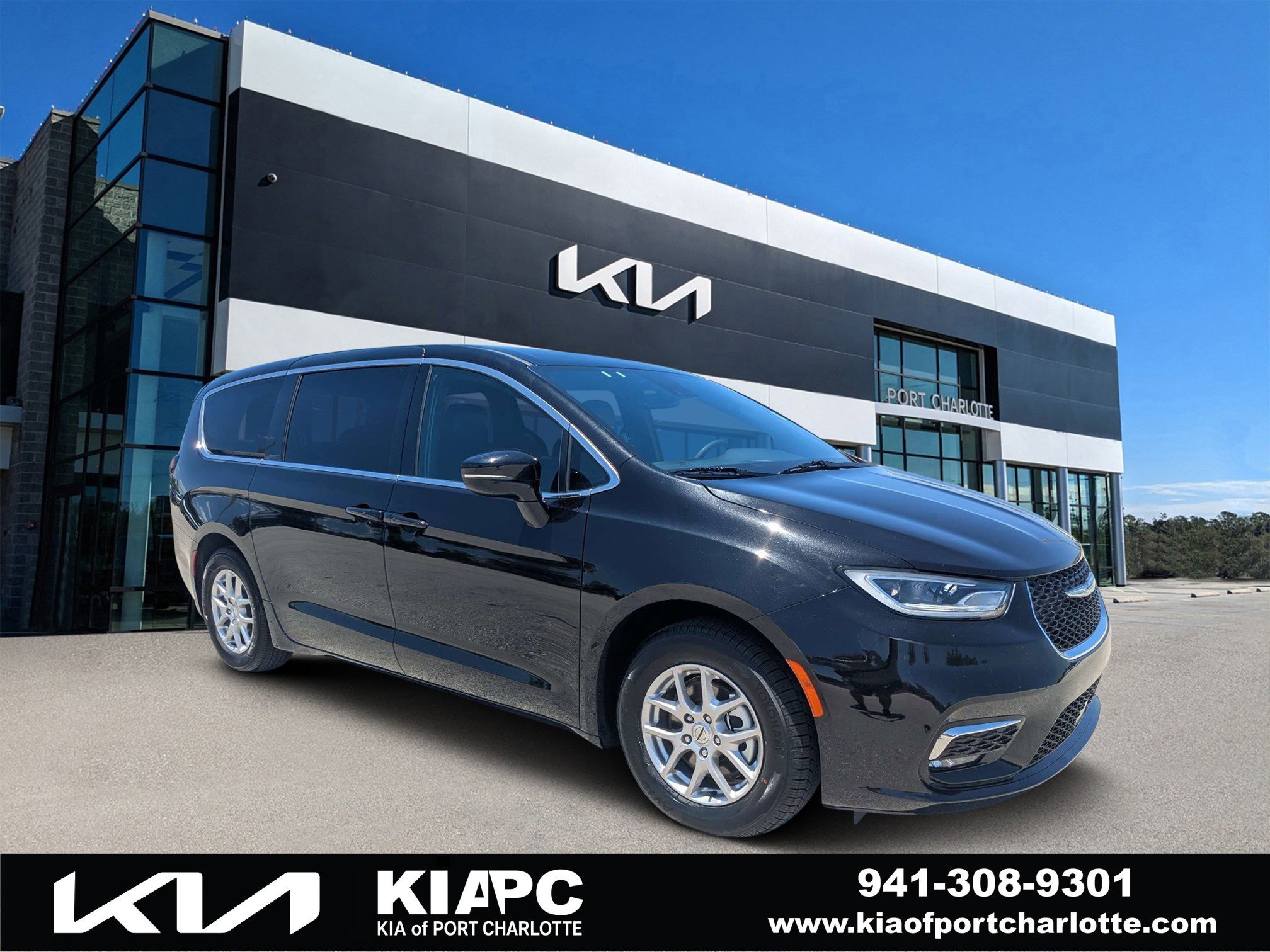 2025 Chrysler Pacifica Select's photo