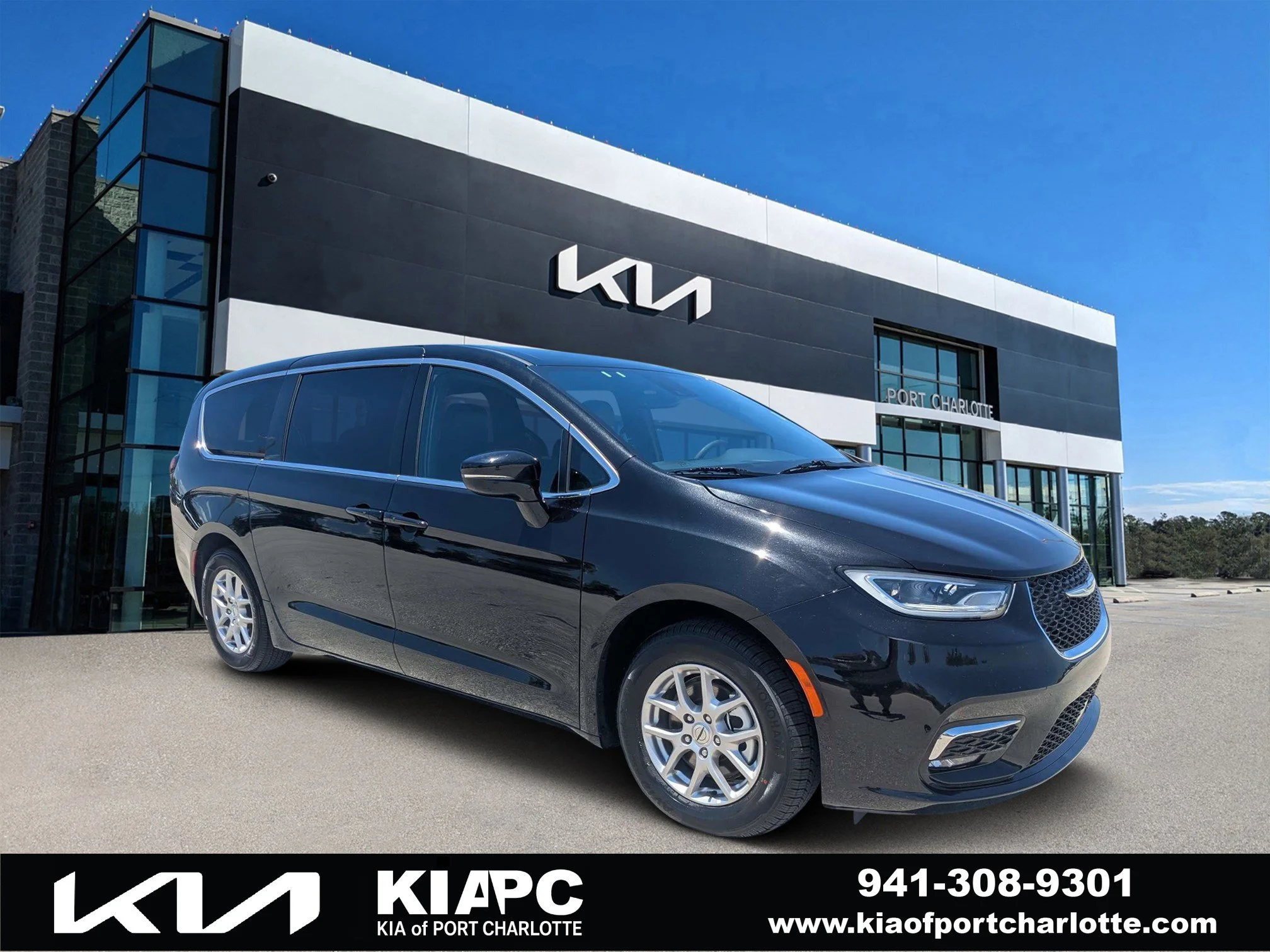2025 Chrysler Pacifica Select's photo